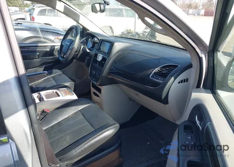 2015 Chrysler Town & Country Touring z USA, uszkodzony, nr VIN 2C4RC1BG0FR529025